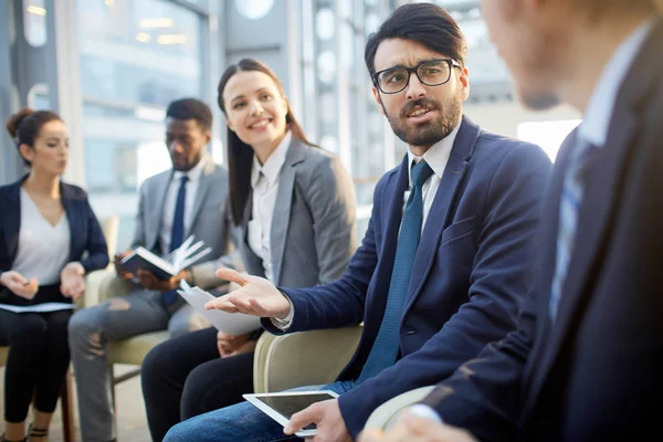 Empresários de sucesso falando — Fotografia de Stock