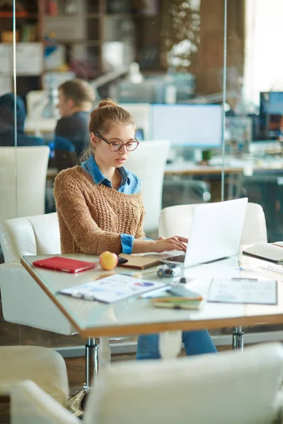 Joven empresaria centrada en el trabajo — Foto de Stock