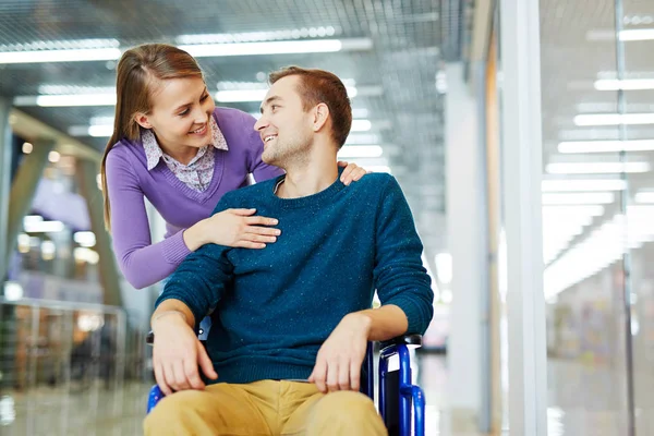 Kvinna som tittar på funktionshindrade pojkvän — Stockfoto