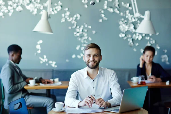 Ung framgångsrik affärsman arbetar — Stockfoto