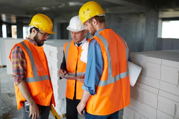 Workmenna diskuterar utveckling framsteg — Stockfoto