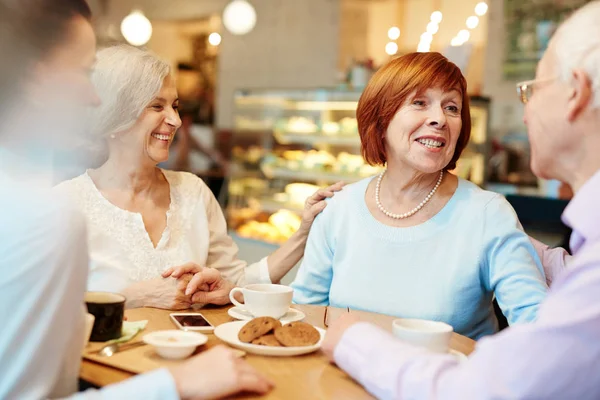 Personas mayores sentadas a la mesa — Foto de Stock