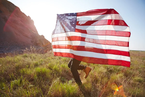 Yeşil çimenlerin üzerinde koşan adam