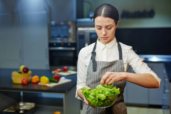 Mädchen hält frischen Salat in der Hand — Stockfoto