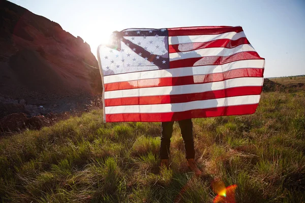 Homme propagation grande bannière des États-Unis — Photo