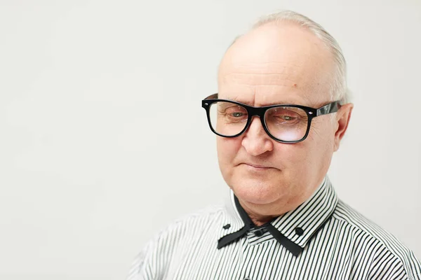 Upset elderly man in eyeglasses — Stock Photo, Image