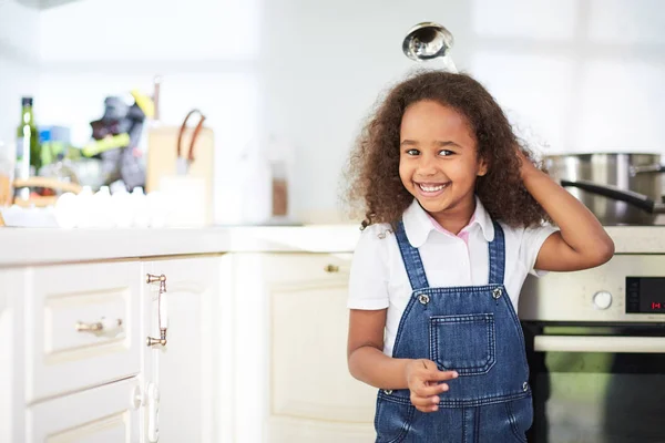 Meisje in denim jumpsuit — Stockfoto