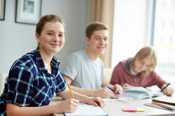 Happy girl looking at camera — Stock Photo, Image