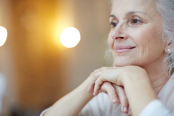 Kalm senior vrouw — Stockfoto