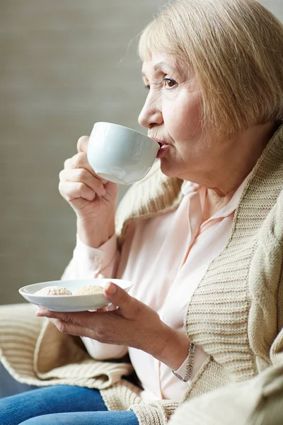 Γυναίκα που πίνει καφέ με ζύμη — Φωτογραφία Αρχείου