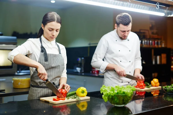 Mannen och kvinnan skära grönsaker — Stockfoto