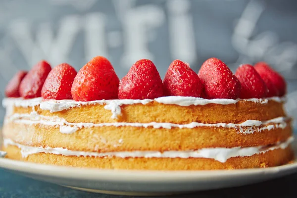 Simple biscuit naked cake — Stock Photo, Image