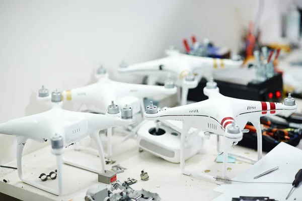 Biały tech drona drony — Zdjęcie stockowe