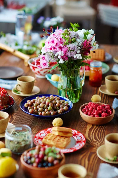 Dukning med fältet blommor — Stockfoto