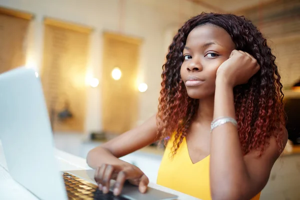 Menina americana africana com laptop — Fotografia de Stock