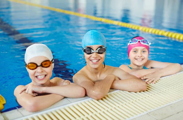 Bambini alle prove di nuoto — Foto Stock