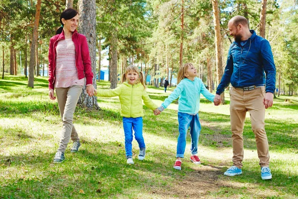 Familie hand in hand- en wandelen — Stockfoto