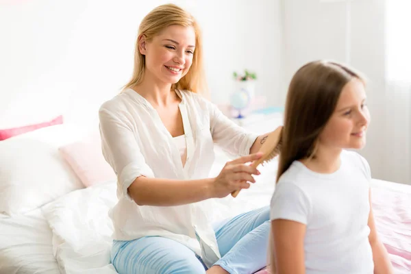Mãe pentear o cabelo filhas — Fotografia de Stock