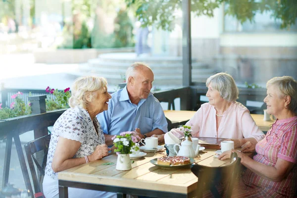 Iends bijeen in café — Stockfoto