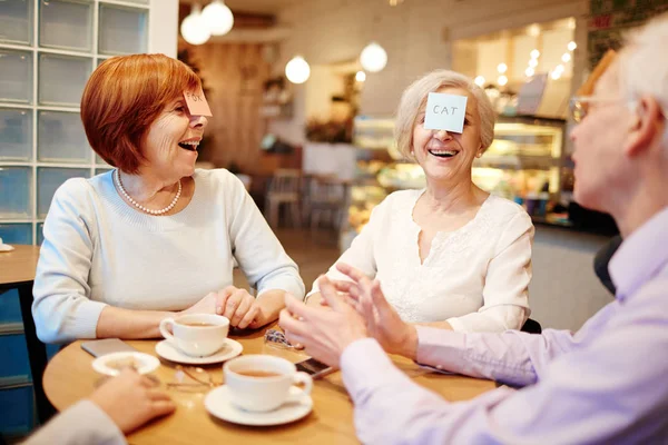 Mogna vänner spelar djurens gissning — Stockfoto