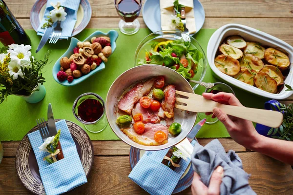 Manos femeninas con tenedor y sartén —  Fotos de Stock