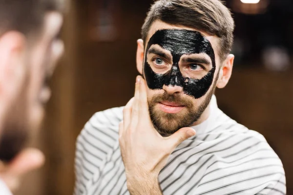 Uomo con maschera facciale — Foto Stock