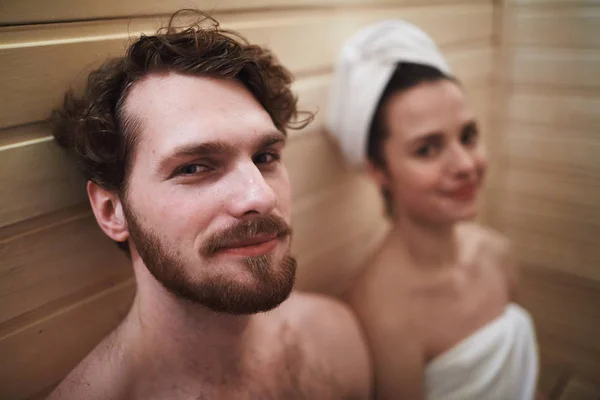 Zrelaksowany para w saunie — Zdjęcie stockowe