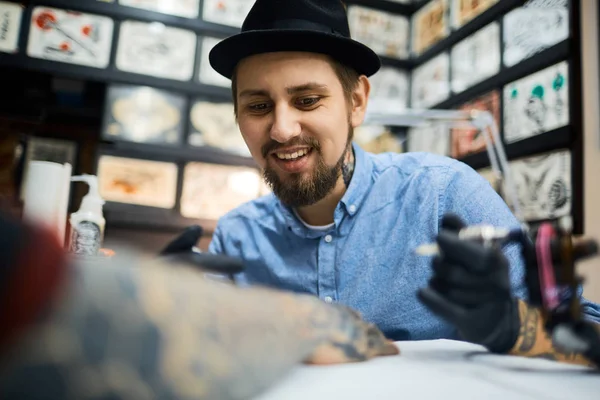 Tattoo kunstenaar op het werk — Stockfoto