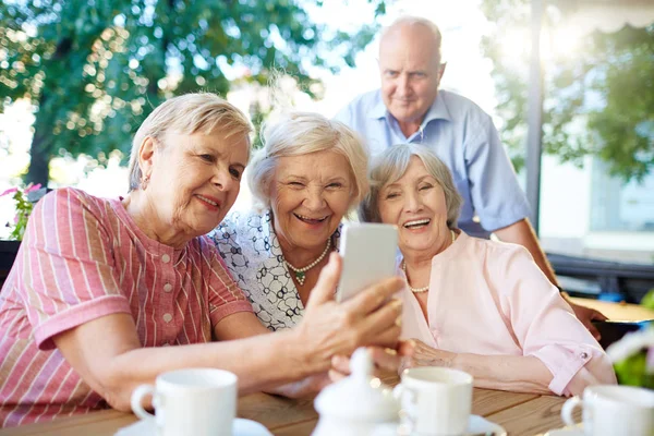 Amigos tomando fotos de sí mismos —  Fotos de Stock