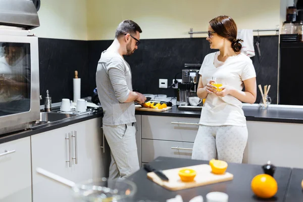 Junges Paar frühstückt — Stockfoto