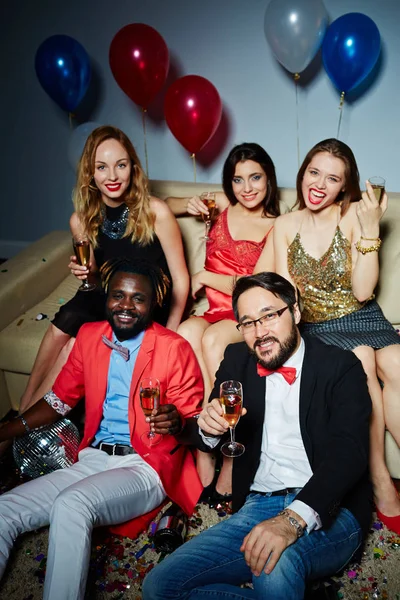 Modieuze vrienden op feestje met ballonnen — Stockfoto