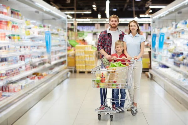 Familia joven en el supermercado — Foto de Stock