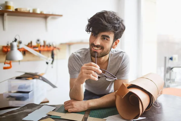 Man leunend op workshop tabel — Stockfoto