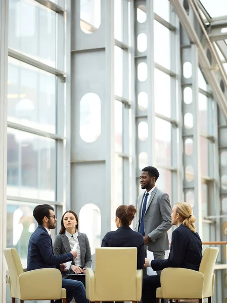 Mensen uit het bedrijfsleven tijdens bijeenkomst in moderne kantoren — Stockfoto
