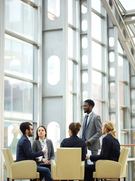 Gente de negocios en la reunión en la oficina moderna — Foto de Stock