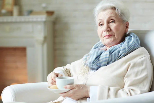 Mulher segurando xícara de café — Fotografia de Stock