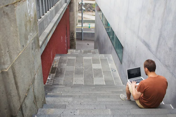 Ο άνθρωπος που κάθεται στο άδειο σκάλες — Φωτογραφία Αρχείου