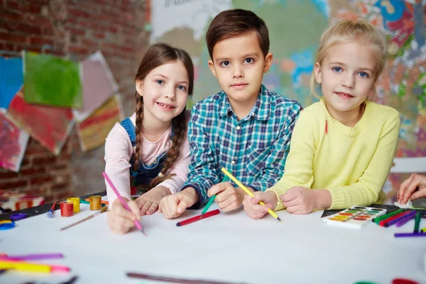 Freundliche Kinder mit Buntstiften — Stockfoto