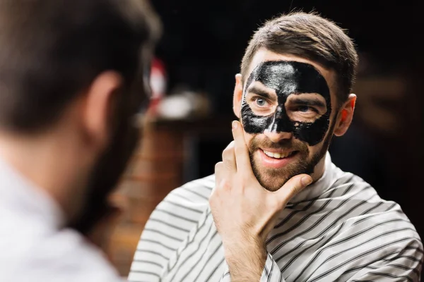 Spiegelbild des Menschen — Stockfoto