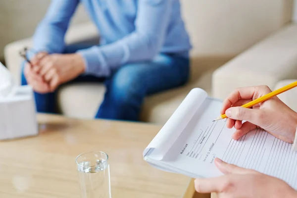 Deprimerade patienten i psykologer office — Stockfoto