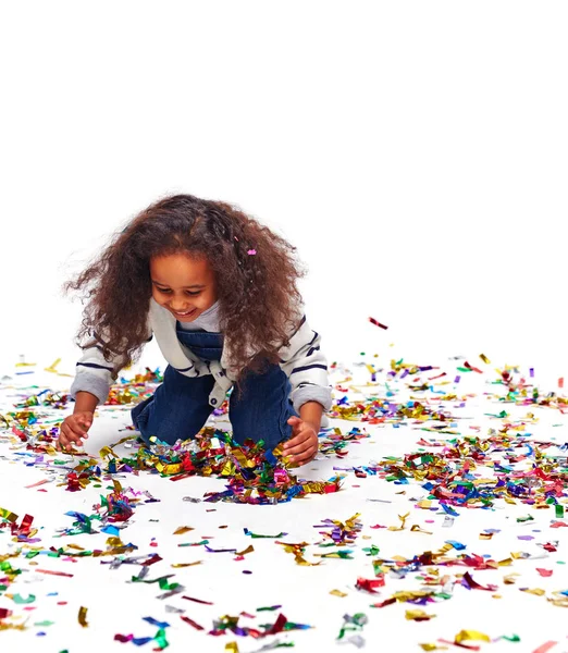 Afrikaanse meisje speelt met Confetti — Stockfoto