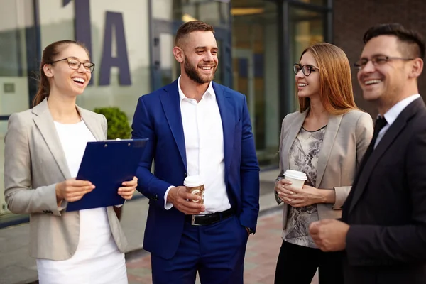 Glückliche Kollegen diskutieren Pläne — Stockfoto