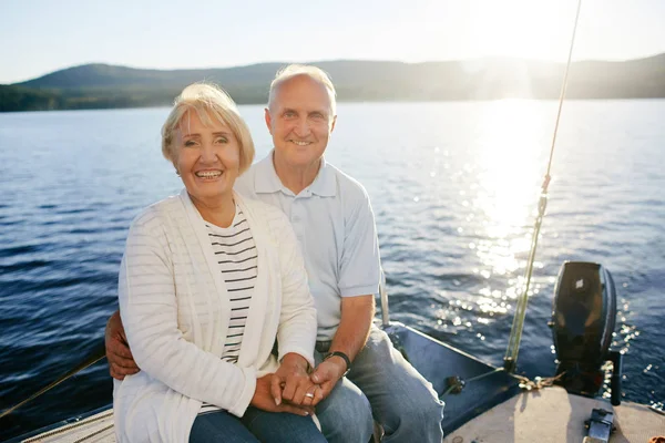 Seniorzy spędzać wakacje na jachcie — Zdjęcie stockowe