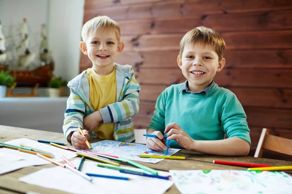 Irmãos desfrutando de aula de arte — Fotografia de Stock