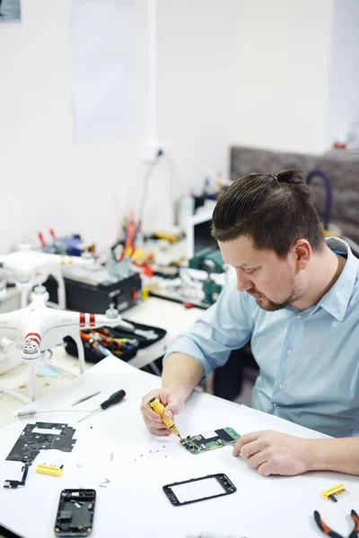 Man controle van elektronica — Stockfoto