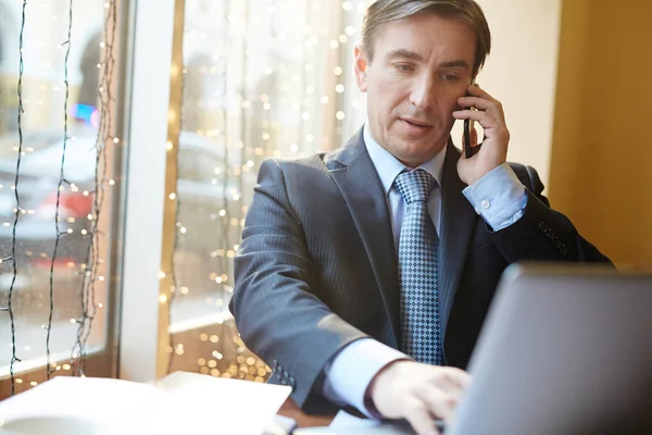 Businessman speaking on cellphone — Stock Photo, Image