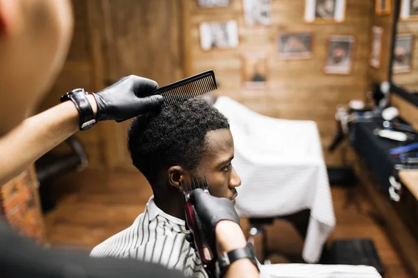 Guy having his hair cut in barbershop — Stock Photo, Image