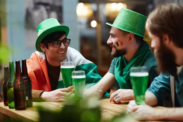 Rapazes a beber cerveja — Fotografia de Stock