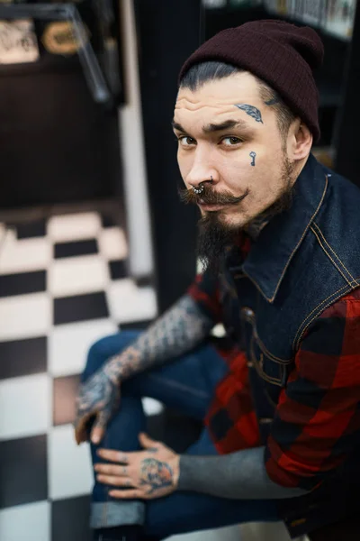 Hombre con estilo con tatuajes — Foto de Stock