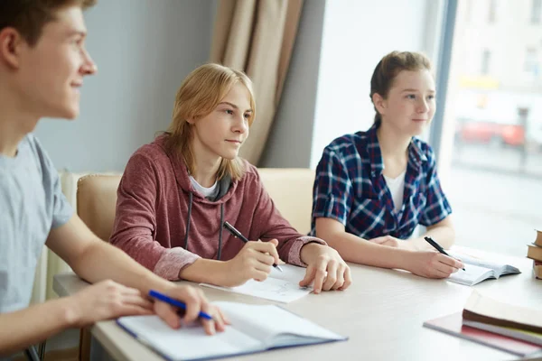 Eleverna sitter i klassrummet — Stockfoto